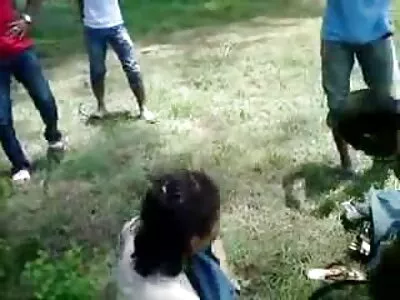 Una bella mora prende un grosso cazzo e una p0rno vecchie scopata