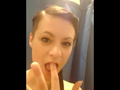 La mia giovane ragazza mi fa un pompino e si fa sborrare in faccia video porno di vecchie porche e in bocca