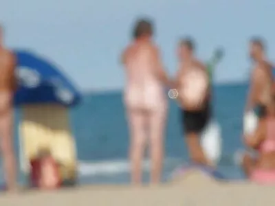 Una ragazza attraente succhia un grosso cazzo e si fa sborrare in vecchie porcone gratis bocca