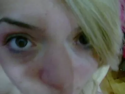 Ragazza bruna si porno gratis di nonne porta all'orgasmo in bagno