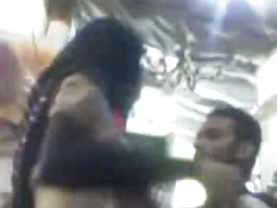 Hottie cavalca un cazzo davanti alla video porno di vecchi porci telecamera e si fa sborrare