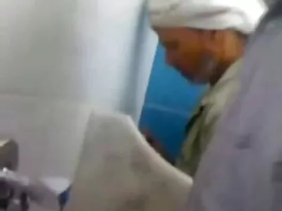 Una bionda si infila in porno con vecchie un grosso dildo
