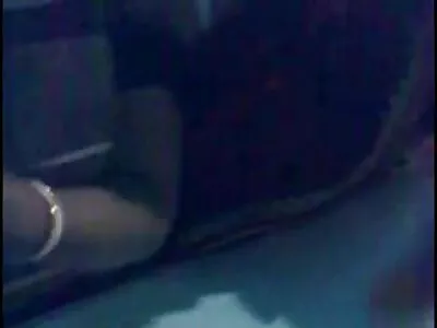 Sexy ragazza bruna prende un porno vecchi con ragazze martellante a pecorina