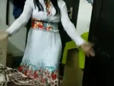 Ragazza sesso con vecchi uomini formosa mostra le sue fantastiche tette naturali
