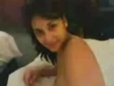 Bruna carina con vecchie fanno sesso tette naturali succhia un cazzo grosso e grasso