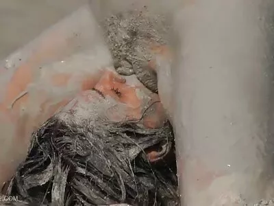 Ragazza con le tette piccole porno con vecchie troie si masturba e si prende una sborrata