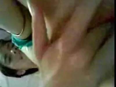 Accarezzando il suo donne molto vecchie porno cazzo duro sulla spiaggia