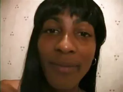 Bella ragazza mostra il suo corpo porno giovani con vecchi affascinante