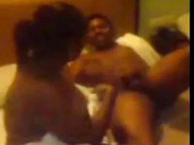 Una coppia magra scopa in una stanza video vecchi porci d'albergo