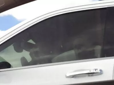 Il suo primo strip video porno vecchi e giovani show in webcam