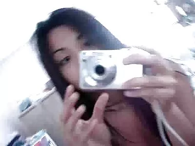 La ragazza gioca vecchie signore arrapate con la sua figa caramellata