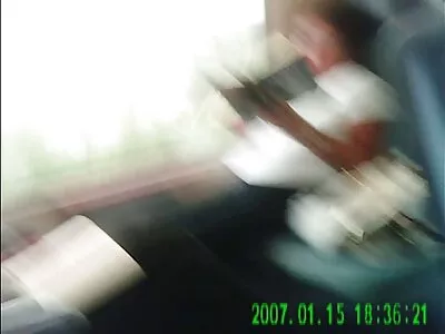 Ragazza con gli occhiali fa vecchie fottono un pompino in macchina