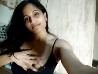 Ragazza porno di vecchi abbronzata in collant cavalca il suo uomo