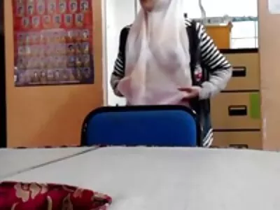 Piccola ragazza asiatica con tette a punta che succhia un belle vecchie troie cazzo maturo