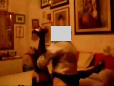 Un gruppo di scambisti si prende in giro tettona anziana in una stanza d'albergo e ha registrato questo video hot, divertiti!