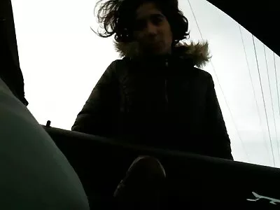 Cazzo interrazziale che cavalca anziane signore porno sul letto
