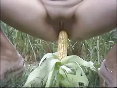 Dildo alla pecorina che prende nonne arrapate molto profondamente