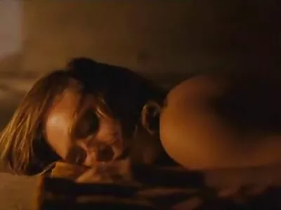 Ragazza asiatica registrata di porno vecchi con giovani nascosto mentre scopa